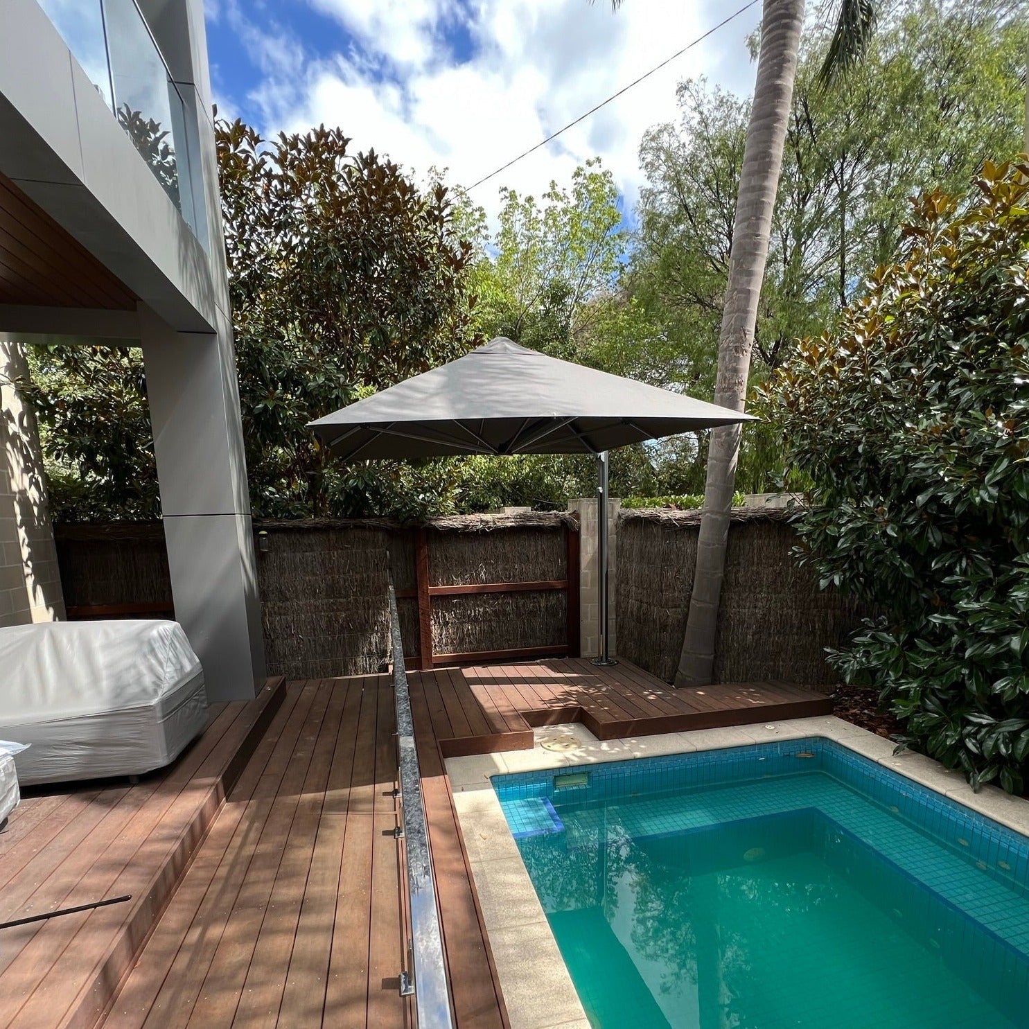 Serenity Rotating Cantilever Outdoor Umbrella – 2.5m Square swimming pool