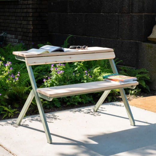 Weltevree Tablebench 2 seats in backyard