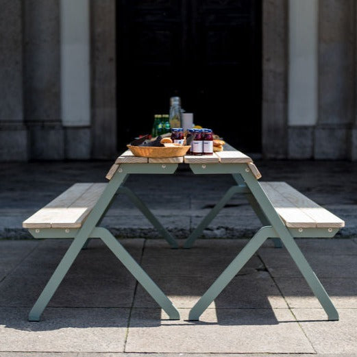 Weltevree Tablebench 4 seats in backyard