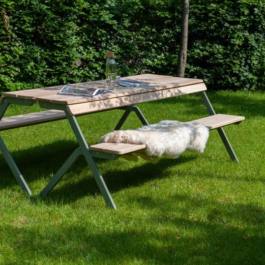 Weltevree Tablebench 2 seats in backyard grass